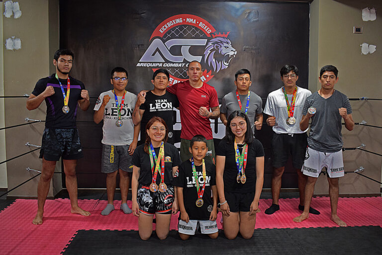 Medallistas de Arequipa Combat Club junto al profesor Joshua Fernández.