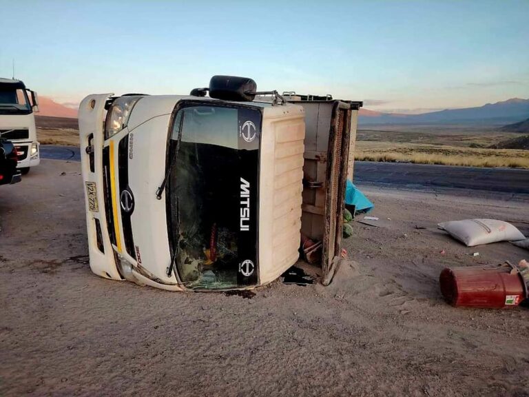 Tres heridos dejó despiste y volcadura de camión en la vía Arequipa-Puno