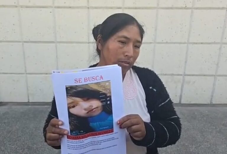 Madre desesperada busca a su hija desaparecida