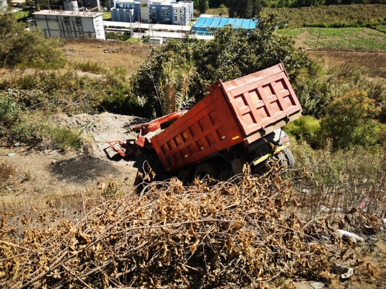 Conductor herido tras despiste de volquete debajo del puente Chilina