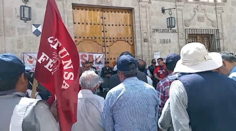 Trabajadores administrativos de la UNSA en séptimo día de protesta