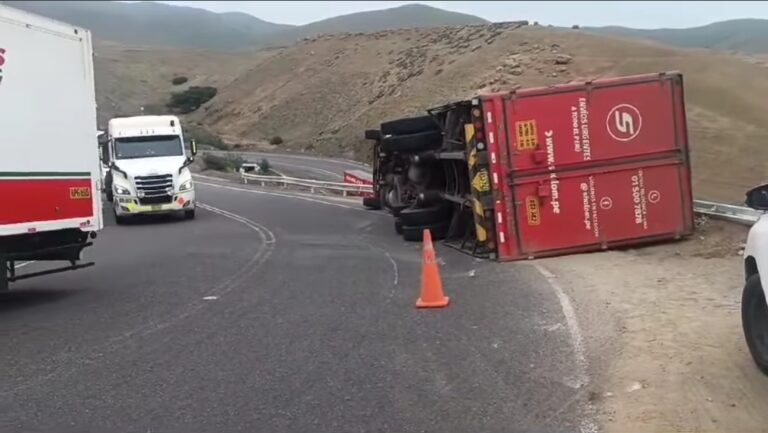 Conductor y copiloto heridos tras despiste de camión en Chala