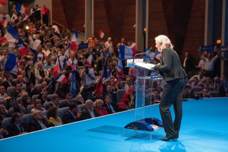 Marine Le Pen y su partido Agrupación Nacional ganan la primera vuelta de las elecciones legislativas en Francia con más del 34% de los votos.