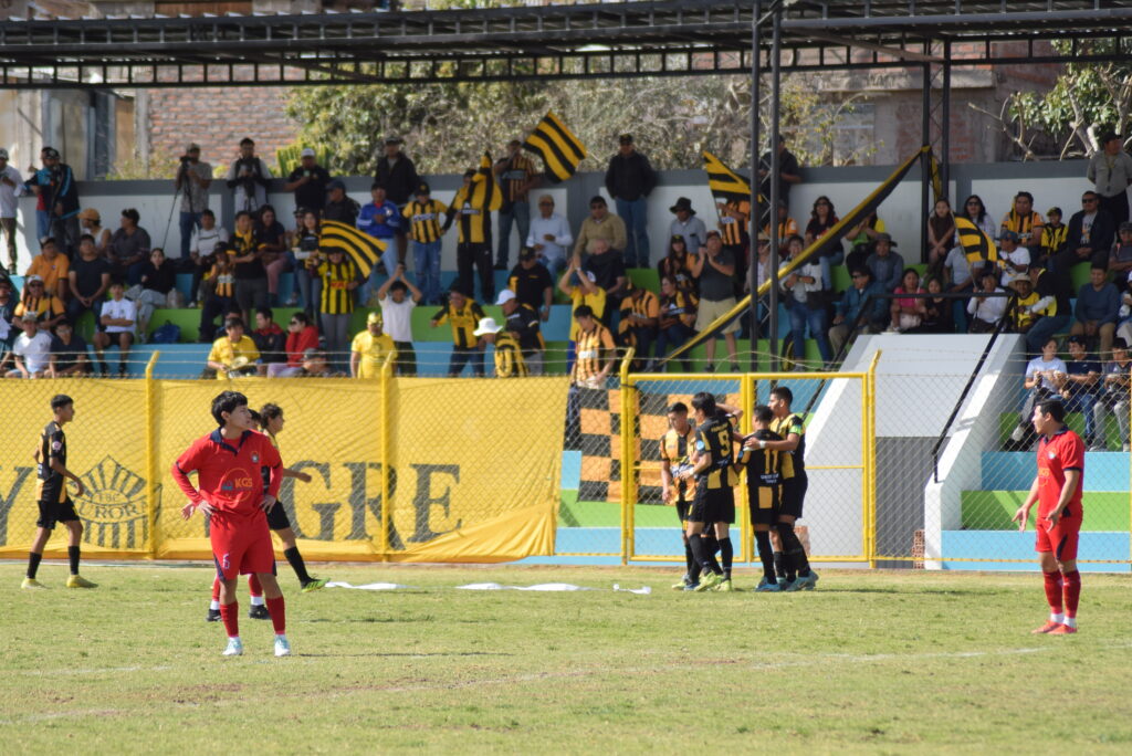 Hinchas de Aurora acompañaron a su equipo en Socabaya. 