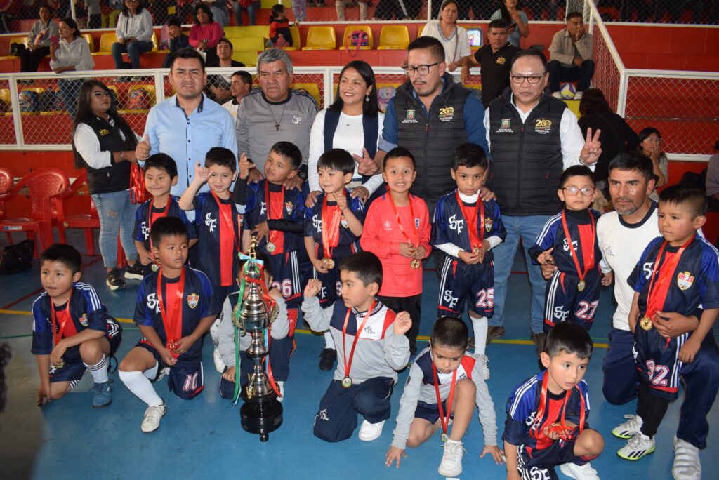 Colegio San Francisco celebrando el primer lugar en fútbol.