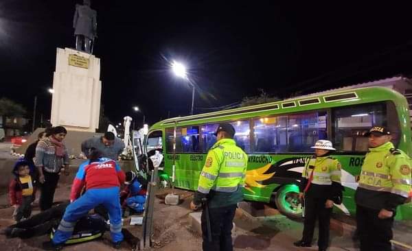 Conductor sufre ataque de epilepsia y se estrella contra monumento en Cusco