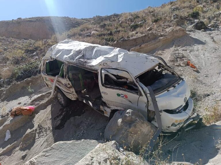 Combi cae a barranco dejando un fallecido y ocho heridos en Moquegua