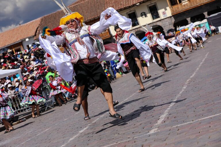 Desde la cálida Amazonía de Yanatile hasta las alturas de la comunidad de Tiracancha, nuestra provincia de Calca presentó lo mejor de sus costumbres y danzas típicas en las Fiestas del Cusco 2024. Seguimos celebrando la diversidad y unidad de nuestra región en este saludo de las 12 provincias a la ciudad de Cusco.