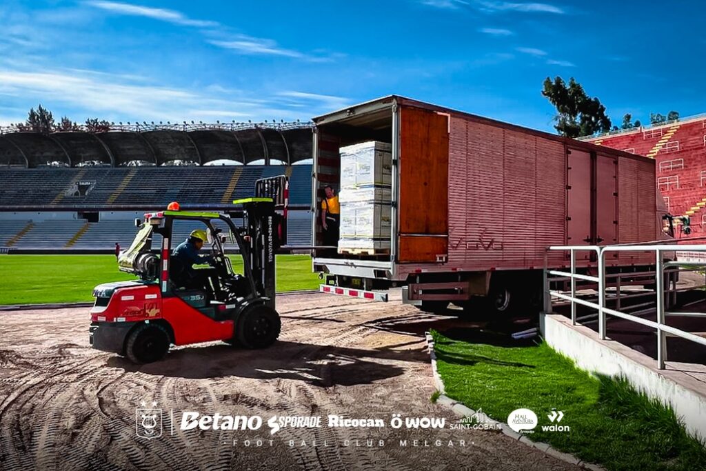 Luminarias LED tendrán un diseño negro, para combinar con la estructura metálica roja del estadio y resaltar los colores de FBC Melgar. 