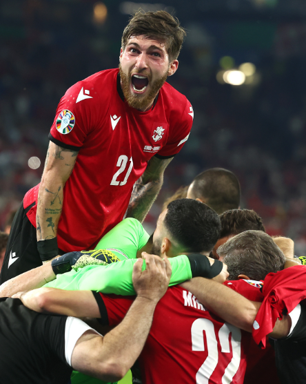 En su primer triunfo en la historia de la Eurocopa, Georgia se metió a los octavos de final por primera vez. 