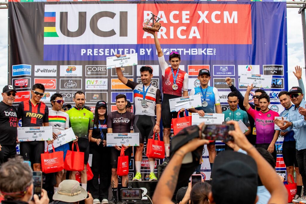 Premiación de la categoría Elite en el Race XCM Arica, con presencia de 2 arequipeños en el podio.