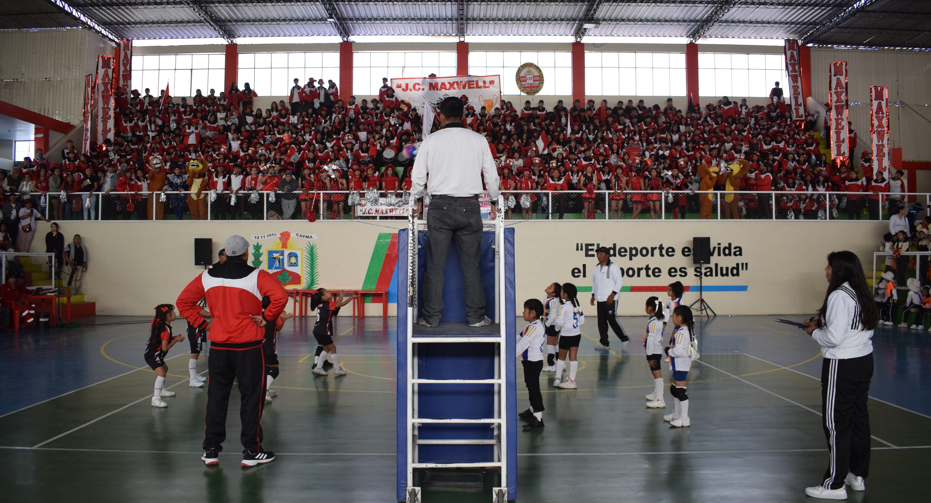 Maxwell coparon las tribunas del Coliseo Francisco Bolognesi.