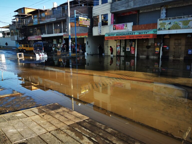 Tubería rota inundó mercado y calles en Socabaya