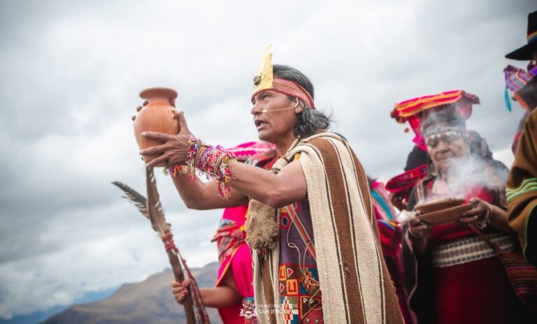 San Jerónimo celebra la Ceremonia Ritual del Apu Wanakawri Tawantinsuyuq Pakarina 2024, con más de 600 estudiantes y docentes escenificando la leyenda de los hermanos Ayar. Un evento que revalora las costumbres ancestrales y fortalece la identidad cultural.