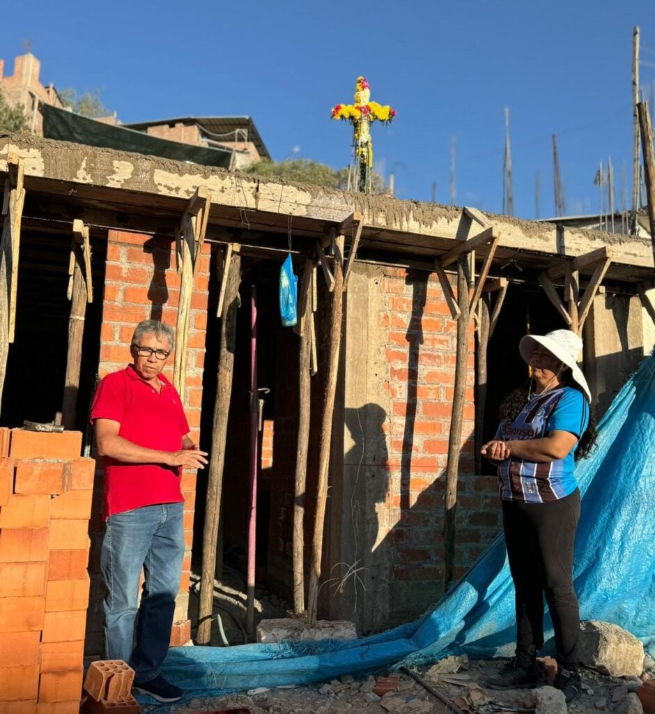 La familia Alarcón Hurtado posa felizmente frente a su nueva casa, construida gracias al programa Techo Propio del Gobierno Regional de Arequipa. Vivienda Digna en la ciudad.