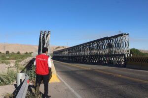 El puente temporal tipo Bailey en Moquegua, instalado en 2019, está en riesgo por falta de mantenimiento. La Contraloría General alerta al MTC sobre la necesidad de reparaciones para garantizar la seguridad de los usuarios.