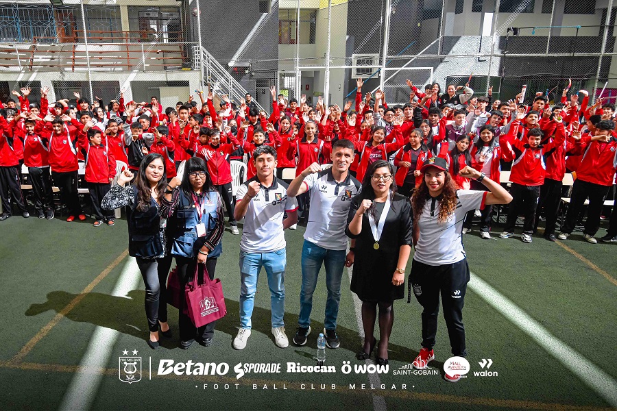 El club FBC Melgar se une a la Corte Superior de Justicia de Arequipa en una campaña contra la violencia, visitando colegios para educar a los jóvenes sobre el respeto y la disciplina.