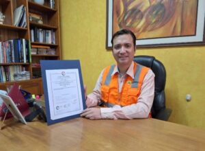 Omar Valdivia, gerente de SI CONSULTORES PERÚ, recibe la certificación ISO 37001:2016 de Integrity Quality Certification, con el apoyo de PROINNOVATE, destacando el compromiso de la empresa con la transparencia y la calidad.