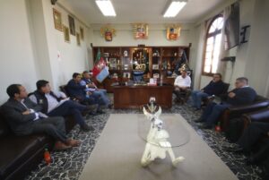 Alcalde Juan Carlos Linares y congresista Alex Paredes discuten inversiones para mejorar la infraestructura de Cayma.