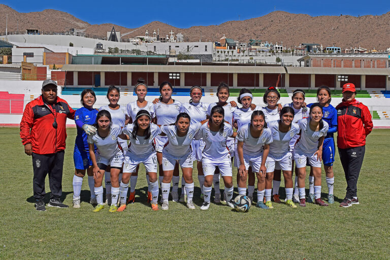 Equipo de FBC Melgar en la sub-16 del Torneo Juvenil Femenino.