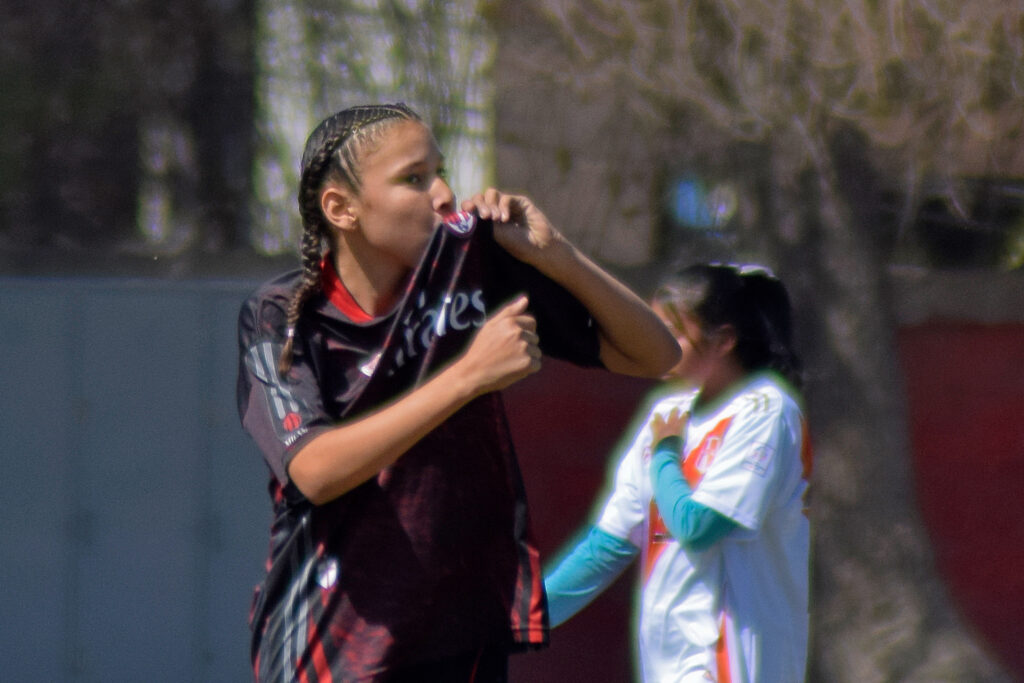 Paula Felce fue la figura de la jornada con 5 goles en la final de la categoría B. 