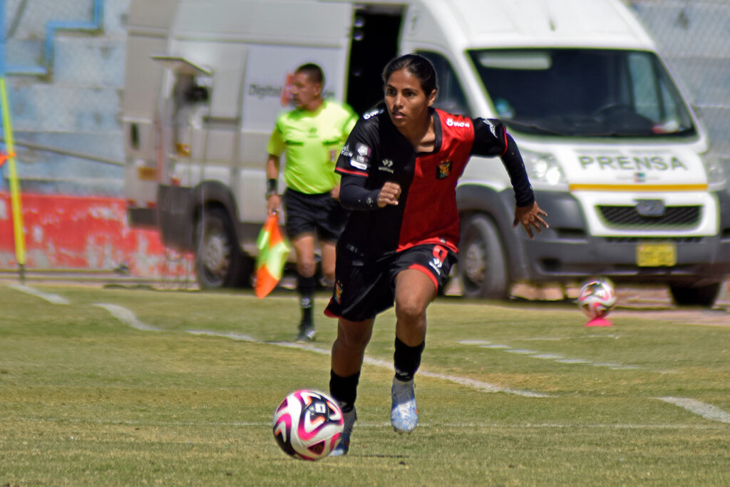 Karina Franco debutó con camiseta 'Rojinegra'. 