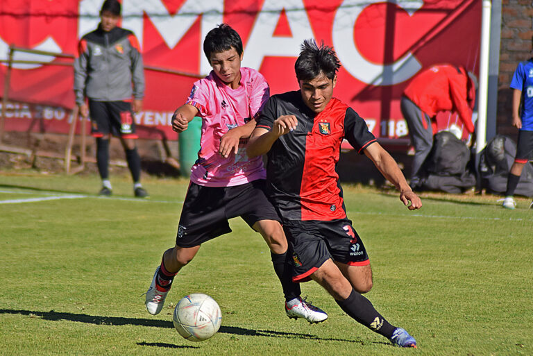 FBC Melgar y Los Tigres en el Torneo Elite de Arequipa.