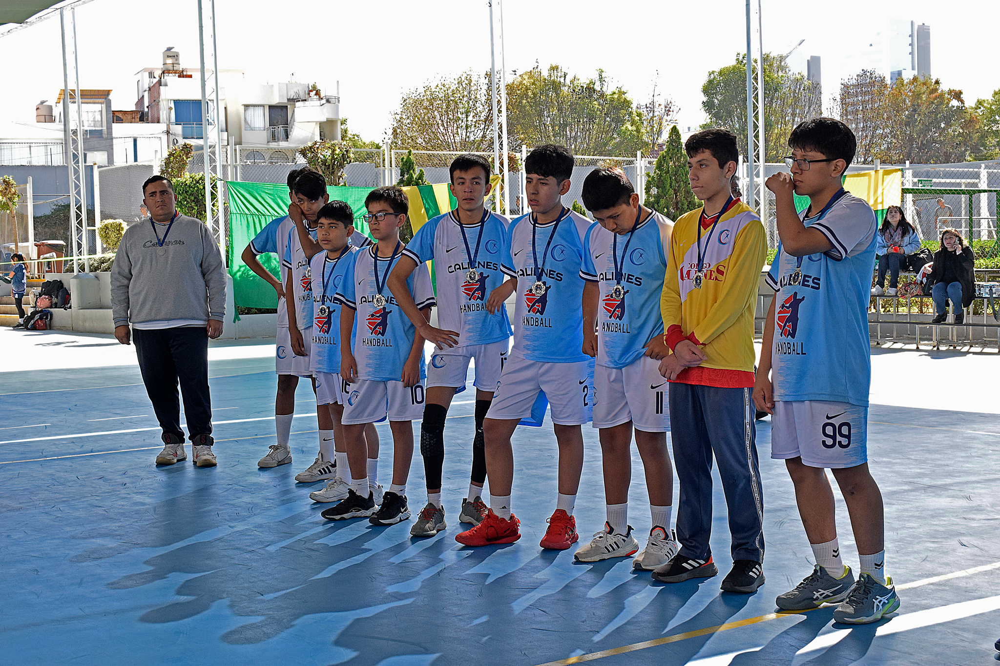 Alumnos del Colegio Calienes con la medalla de plata en el handball de los Juegos Escolares.