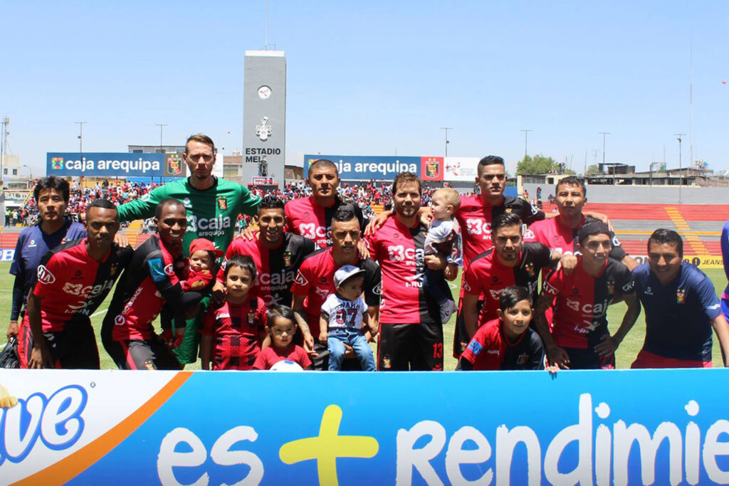 Equipo titular de FBC Melgar en la temporada 2017, con Enrique Meza de DT.