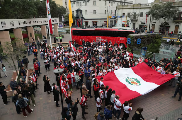 Peruanos alentando a los deportistas que irán a París. 