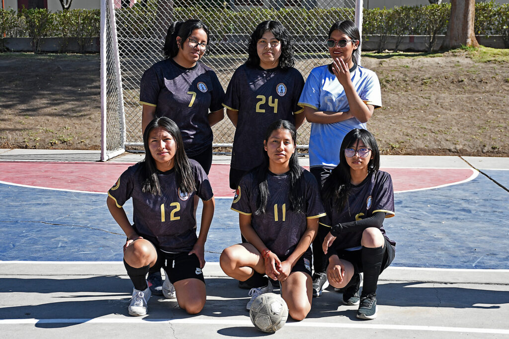 Equipo de la Escuela Profesional de Historia, campeón en la rama femenina. 