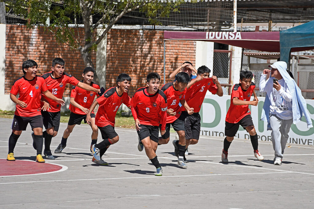 Educación venció en penales y logró el primer lugar del futsal masculino en los Juegos Cachimbo de la UNSA.