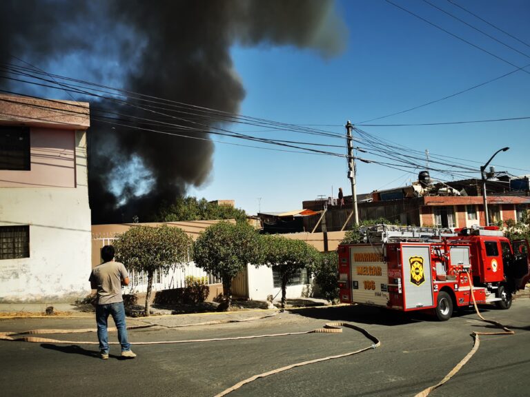 Mariano Melgar: Vivienda donde se almacenaba material de reciclaje se incendió