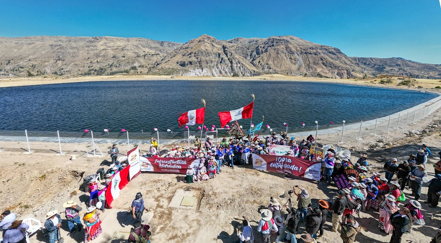 El Gobierno Regional inauguró un gigantesco reservorio en Lari, Caylloma, que irrigará 200 hectáreas de cultivo y beneficiará a 200 familias agricultoras, impulsando la producción agrícola y el desarrollo sostenible en la región.