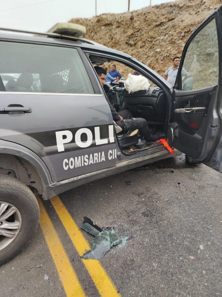 Patrullero y auto chocaron frontalmente en la Costanera Punta de Bombón - Ilo. 