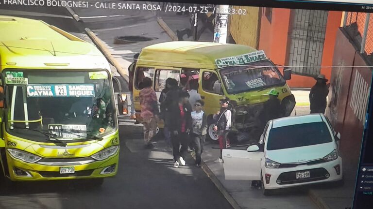 Choque entre un auto y una combi dejó dos heridos en Cayma