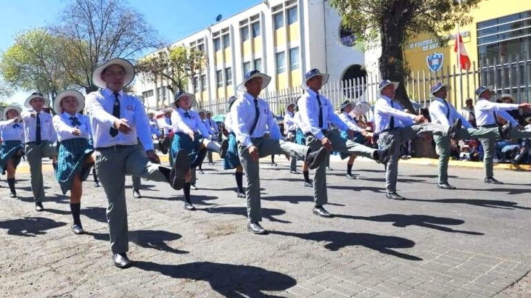 El desfile cívico militar destaca el triunfo de los estudiantes de La Joya