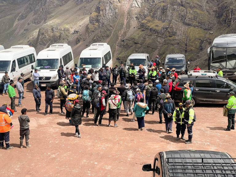 Gercetur Cusco exhorta a turistas a evitar visitar la montaña de siete colores debido a conflicto social