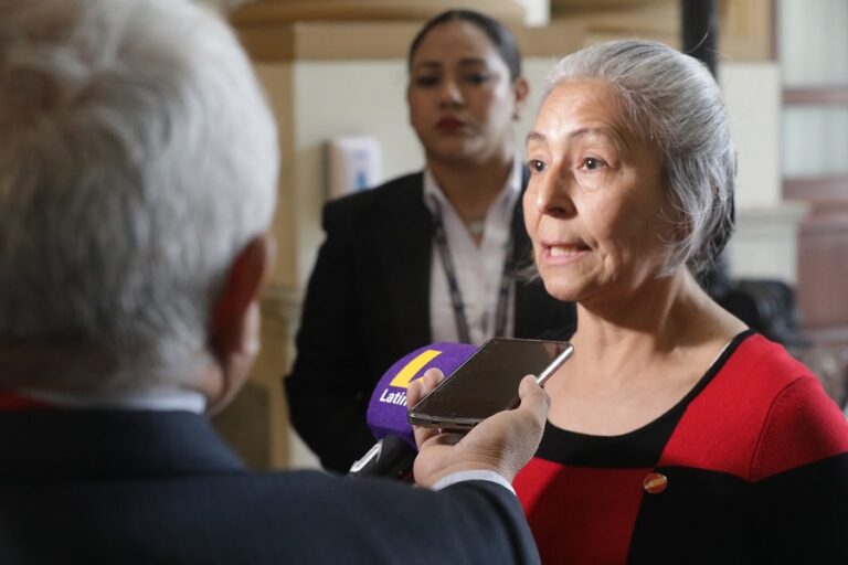 Denuncian que legisladora María Agüero retenía el 10% del salario de sus trabajadores