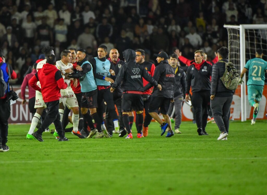 Foto: Diego Ramos | HBA Noticias - Futbolistas de Melgar y Universitario fueron protagonistas de una pelea campal al finalizar su partido en la UNSA.