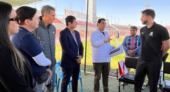 Agustín Lozano junto a los representantes de CONMEBOL en el Estadio Melgar.