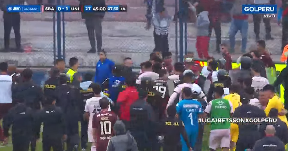 Jugadores de la 'U' y Sport Boys enfrentados en el terreno de juego del Estadio Iván Elías Moreno. 