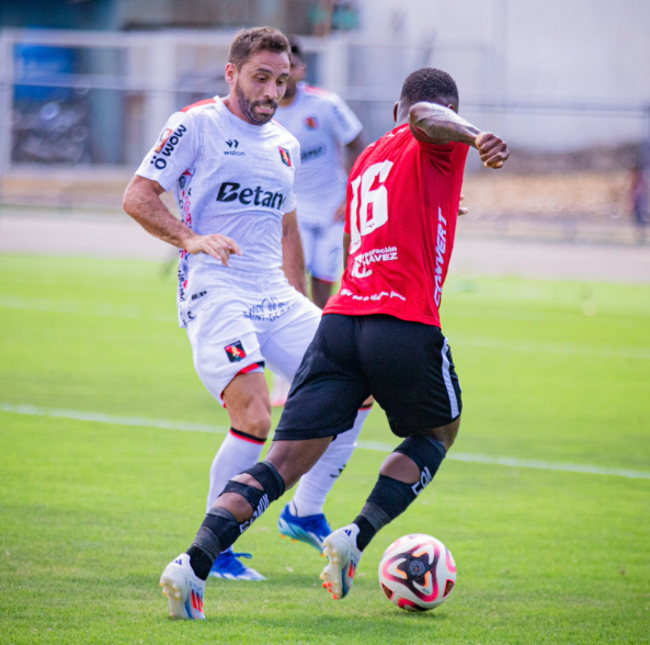 Cristian Bordacahar comenzó por la banda izquierda ante la ausencia de Brian Blando. 