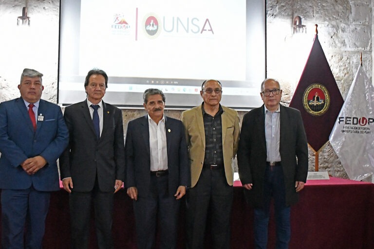 Representantes de la UNSA y FEDUP en la conferencia de prensa de los Juegos Universitarios Arequipa 2024.