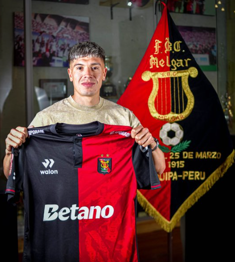 Matías Noble con camiseta de FBC Melgar. 