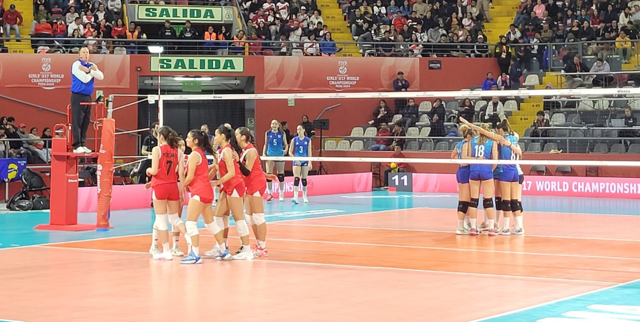 Coliseo Eduardo Dibós lució las tribunas repletas para el duelo por los octavos de final del Mundial Sub-17. 