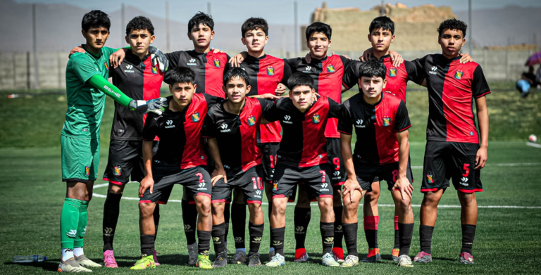 Equipo 'Rojinegro' en el cuadrangular sub-16 en el CAR de Mollebaya.