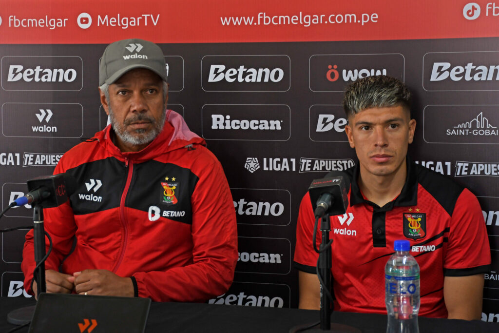 Matías Noble y Marco Valencia en conferencia de prensa.