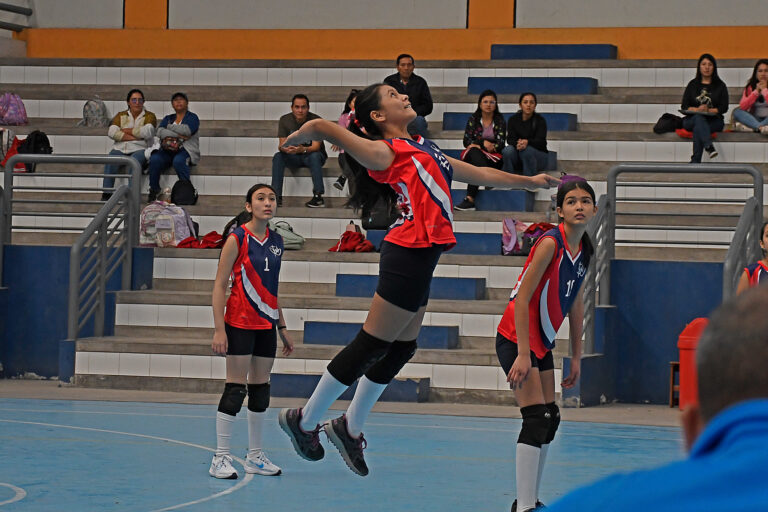 El Colegio Juana Cervantes fue el escenario de la segunda jornada del vóleibol femenino de la categoría A en los Juegos Escolares.