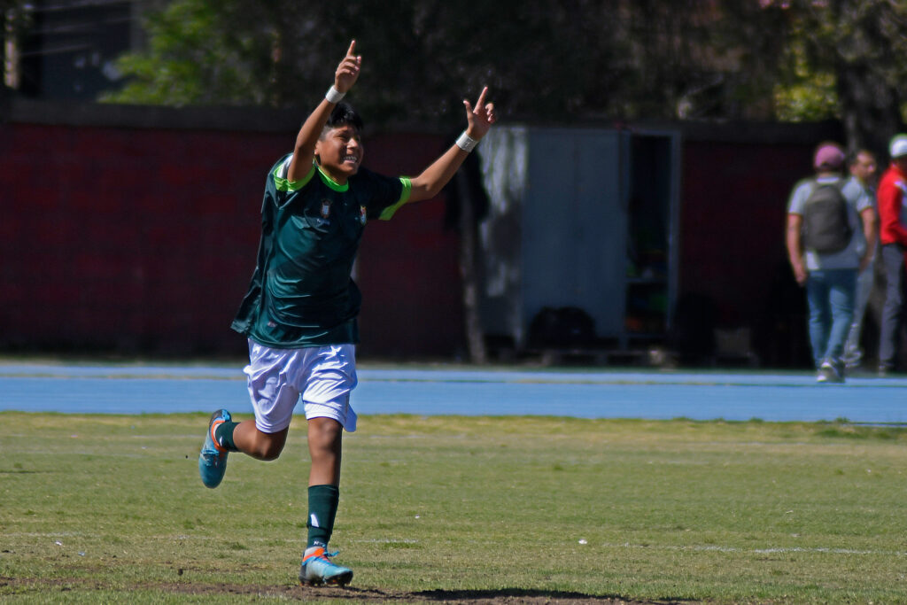 Patrick Moroco anotó muy temprano ´para Francisco Mostajo. 